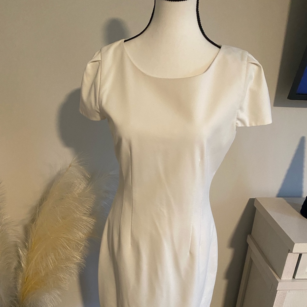 Elie Tahari cream/ dress with cap sleeves